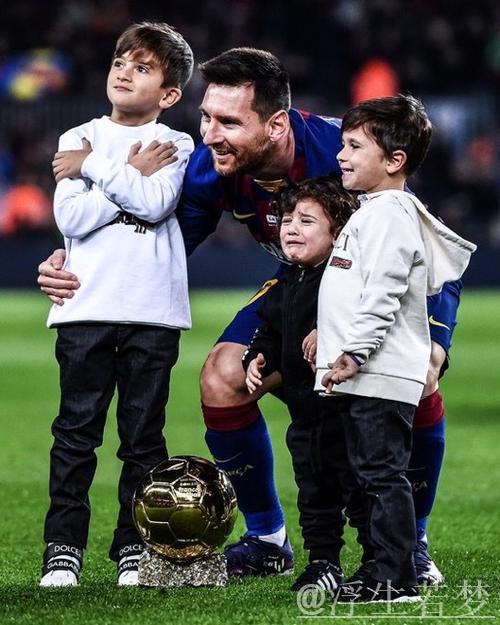 梅西夺冠感人瞬间:送别好友+动情致敬 家人携奖杯温馨合影 梅西夺冠感人瞬间:送别好友+动情致敬 家人携奖杯温馨合影