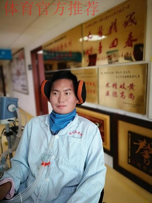 兑现诺言 中国之队赠送电视给渐冻人王甲